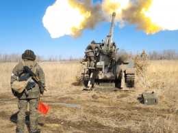 與俄軍炮兵對打！M777運抵烏克蘭邊境，美軍親自訓練烏克蘭炮兵