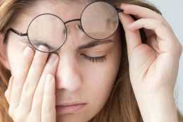 眼袋好發於日曬較多、長期勞累的人，沒有傳染性，患者應注意休息
