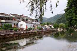 寧波剡溪畔這個古村依山傍水，溪上風景秀麗，竟是夏季玩水勝地