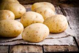 食用土豆，搓搓掐掐不上當，孔淺皮緊水分多，挑選健康好土豆方法