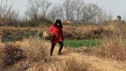 湖北農婦靠一首詩火遍中國，花15萬休夫，和90後小夥再婚後悲劇了