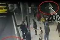 驚險！重慶街頭老人暈倒在行車道，她翻越護欄，看到她的背影. . .