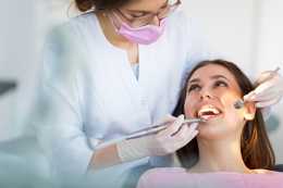 牙齒會越洗越松嗎？牙科醫生揭秘關於洗牙的3大事實，很多人都陷入了誤區