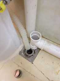 洗衣機排水管不能直接插在地漏裡，特別是夏天，問題更多