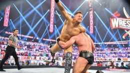 WWE《鐵籠密室大賽2021》五大驚喜瞬間, 兩大冠軍易手!
