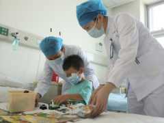 2歲寶寶怕上手術檯 醫護用玩具“獎勵”他