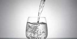 多喝水能排尿酸？痛風科專家坦言，養成四個習慣，痛風或不會發生
