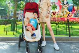 黃聖依帶小兒子游迪士尼，母子顏值高，安麟4歲還坐推車顯闊少範