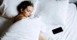 為什麼睡覺時手機不能放床頭？並不是輻射導致癌，原因不妨看看