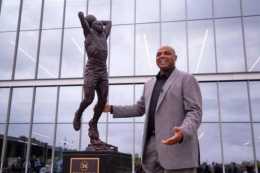 NBA巨星雕像分4個等級：巴克利買家秀C級，馬龍A級，那SSS級呢