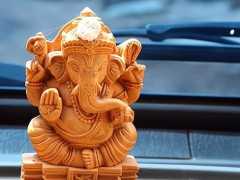 印度男孩面似大象，人們看作“神明化身”，親生父親也下跪奉養